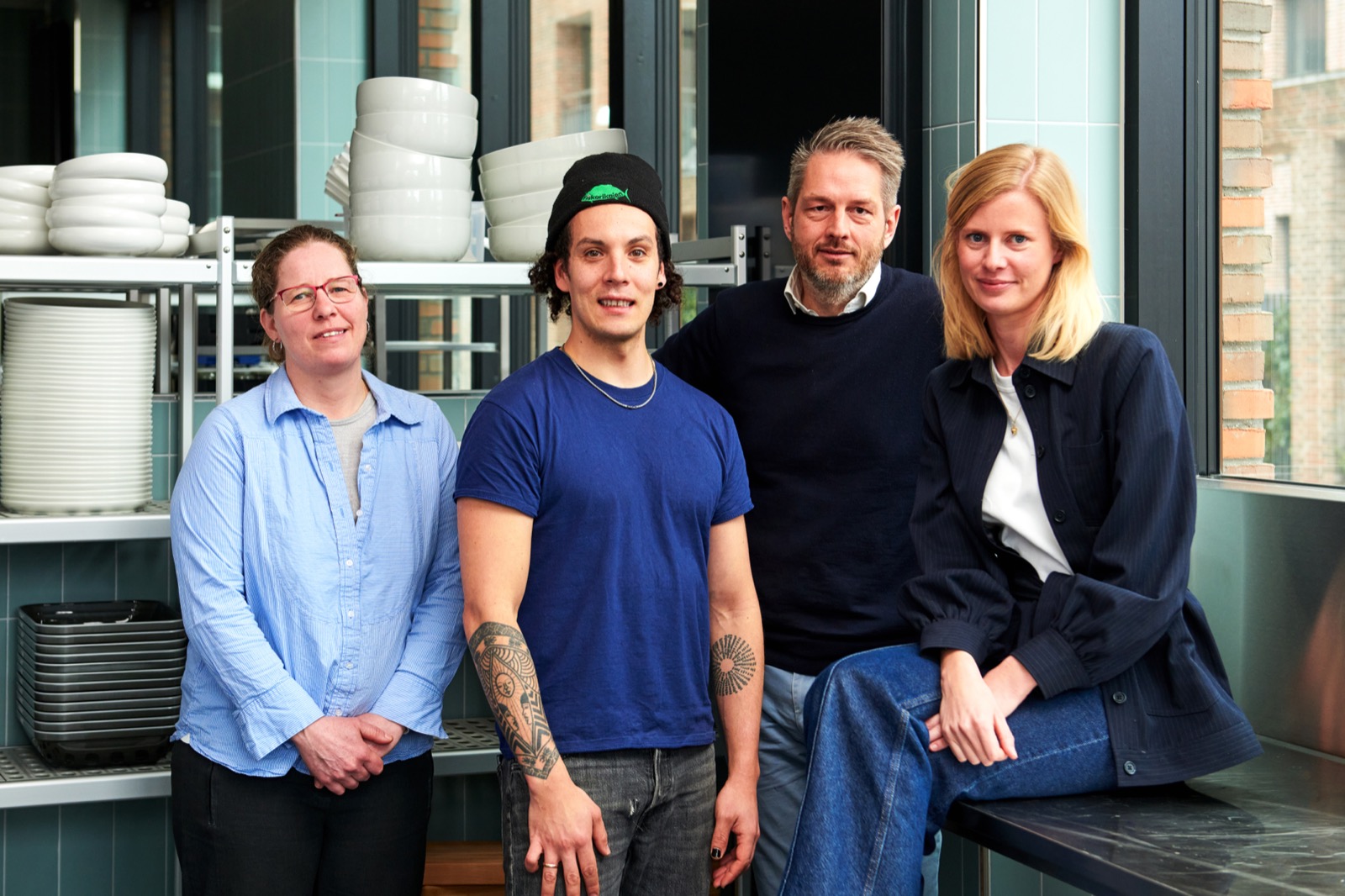 Teamet bag noon i køkkenet